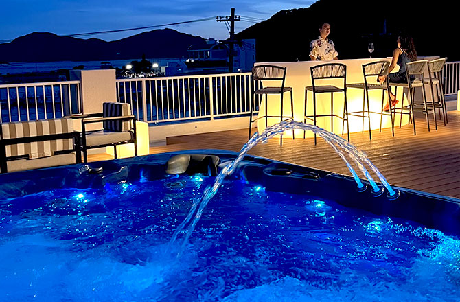 写真：屋上ジェットバス・バーカウンター